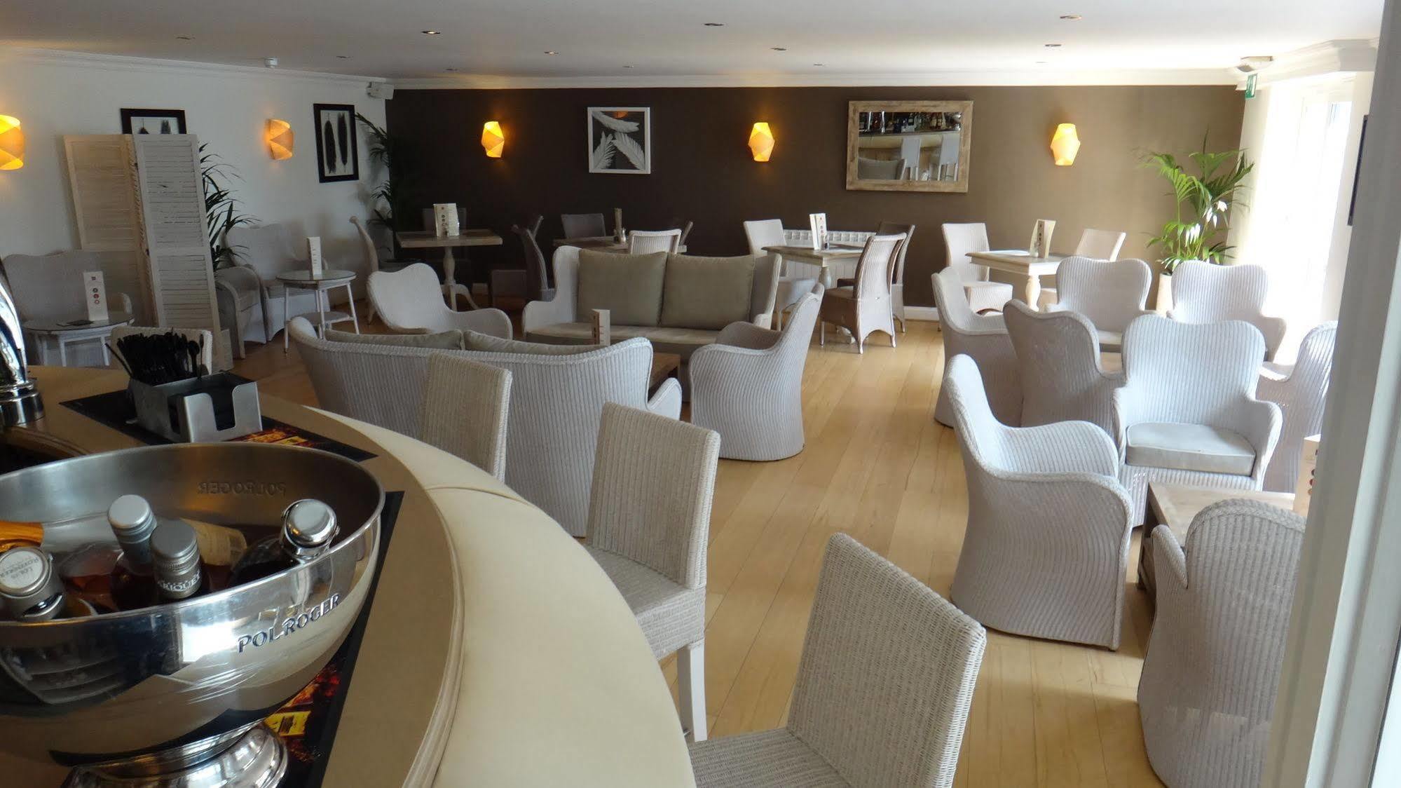 Hotel La Place Ст. Обин Экстерьер фото